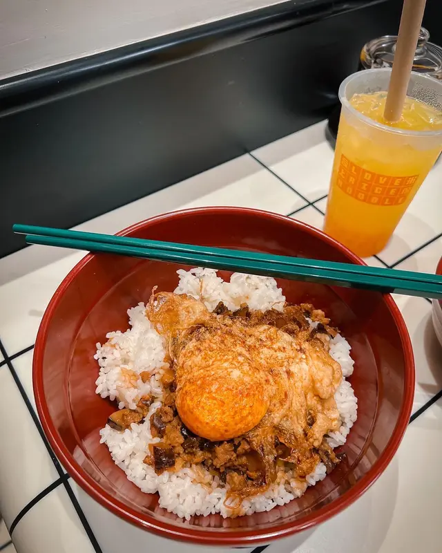 招牌脆炸蛋肉拌飯
