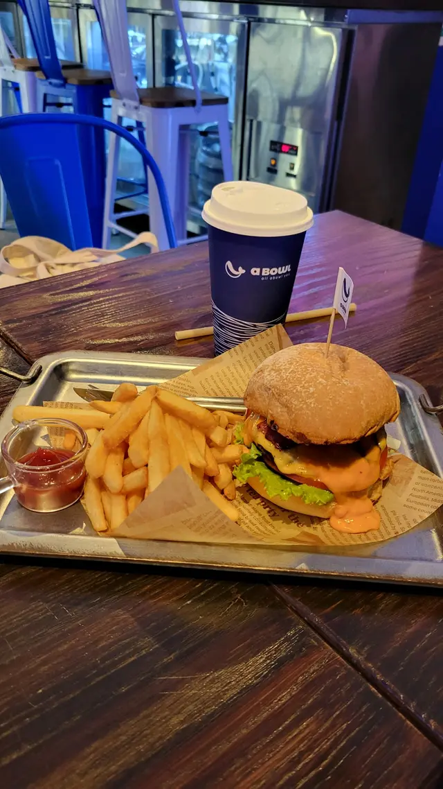 美國芝士煙肉牛肉漢堡配自家製海膽鹹蛋黃醬