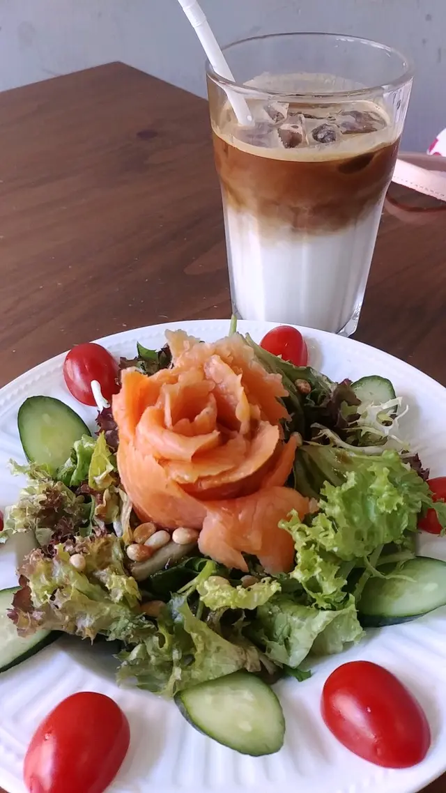 煙三文魚捲到花一樣, 賣相不錯, 沙律汁酸酸的適合炎炎夏日