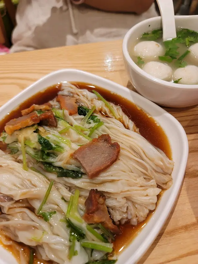 叉燒腸粉 + 墨魚丸湯