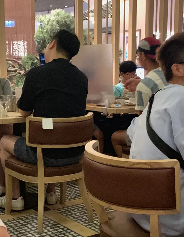 客人背後被貼的號碼（紙)