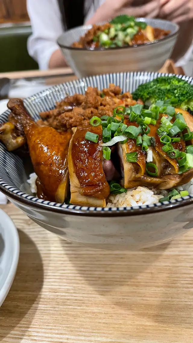 巷弄滷香雞脾肉燥飯