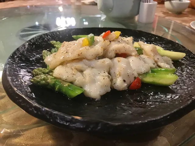 黑松露醬炒花尾躉班球配鮮露筍