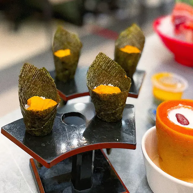 原來海膽手卷係去排隊拎，即叫即整超級新鮮！連紫菜都係脆卜卜，配上鮮甜海膽 夠晒滿足🤤