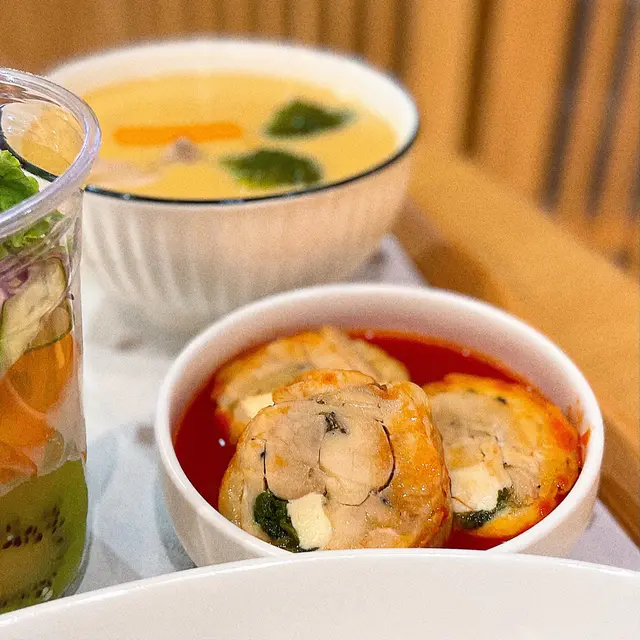 酸酸甜甜嘅味道好開胃🍅,雞肉嫩滑 包住菠菜同埋芝士,層次豐富🧀