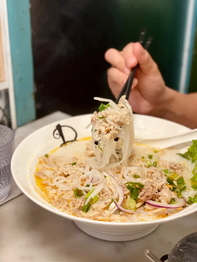 手撕雞椰汁酸湯檬粉