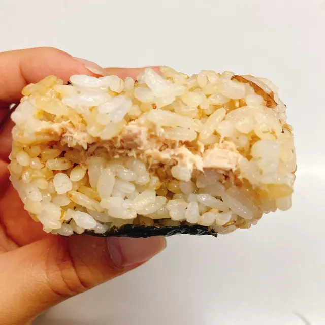 木魚絲吞拿魚飯團