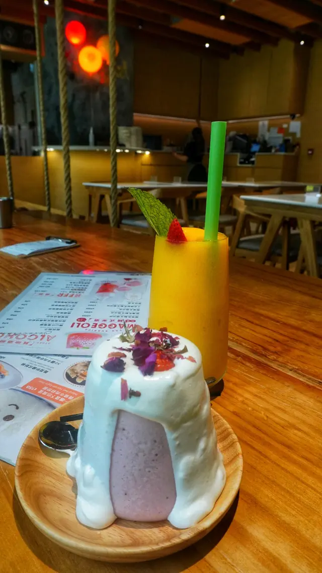 士多啤梨奶昔奶蓋雪山