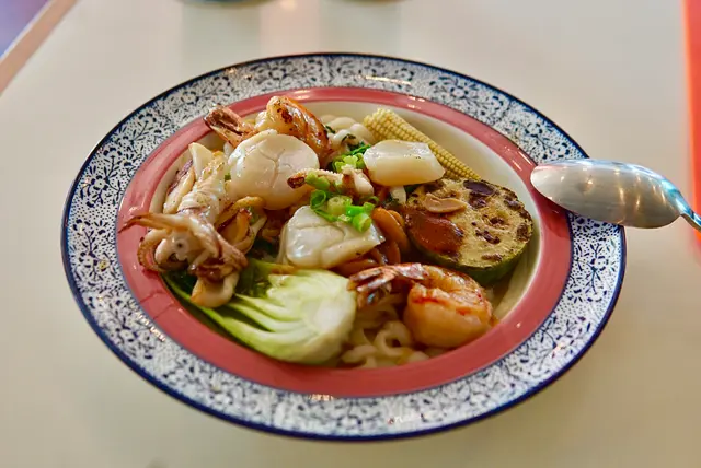 呢個一上菜已經聞到好香，蝦球同帶子好新鮮彈牙，平時通常海鮮都係配意粉或者飯，呢個配搭左芝士粒加烏冬估唔到又幾match😆