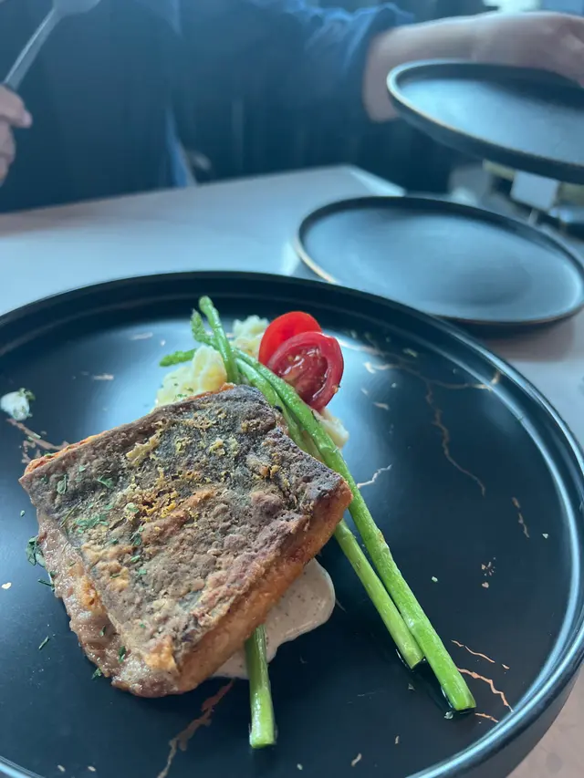 香煎比目魚配西班牙紅花忌廉汁