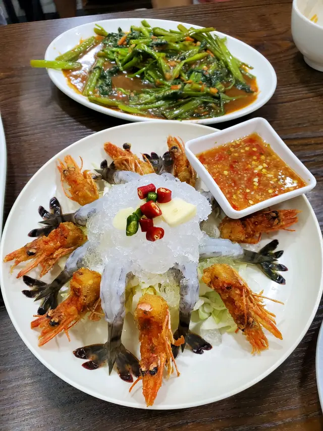 花開兩朵，各表一枝，宛如一中各表