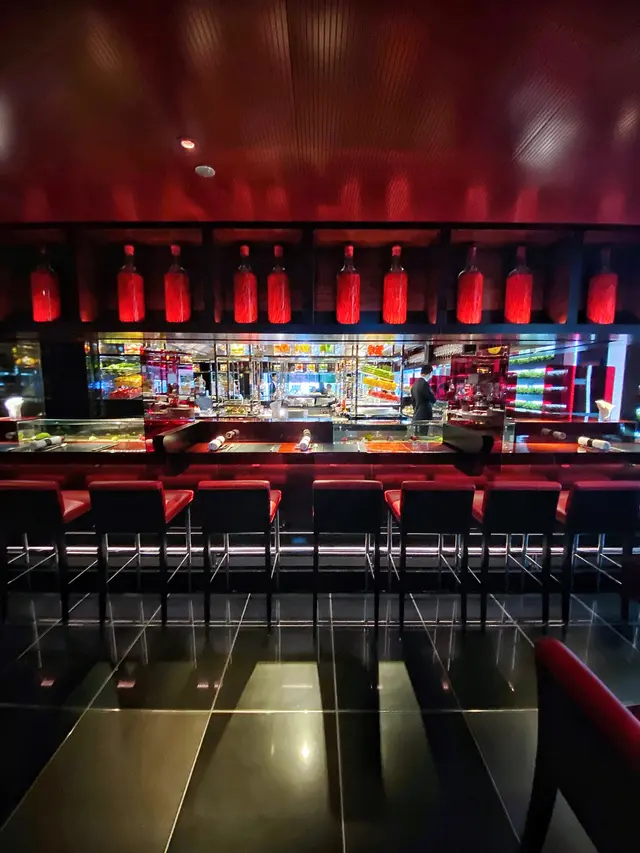 招牌嘅紅色同黑色做主調，時尚簡約但有格調，平實又摩登，就連防疫嘅隔板都係用紅黑色。