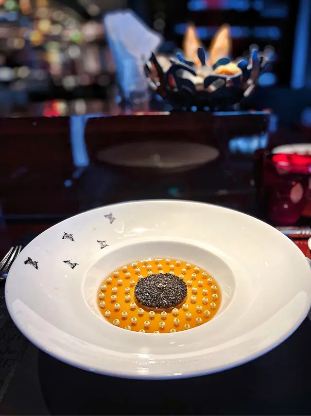 菜式底層係龍蝦湯啫喱，中間挖空放入阿拉斯加蟹肉，鋪上魚子醬後加金箔點綴，之後再加上椰菜花忌廉同香草蛋黃醬