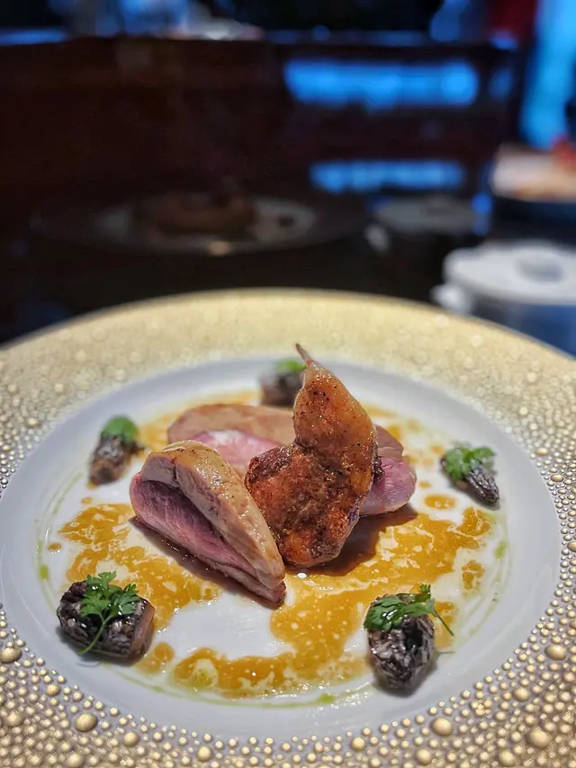 鵪鶉腿既外皮夠薄身，咬落夠脆，入邊嘅肉夠粉嫩，釀入鵝肝mousse，因為鵪鶉胸肉偏瘦，一肥一瘦，兩者相輔相成