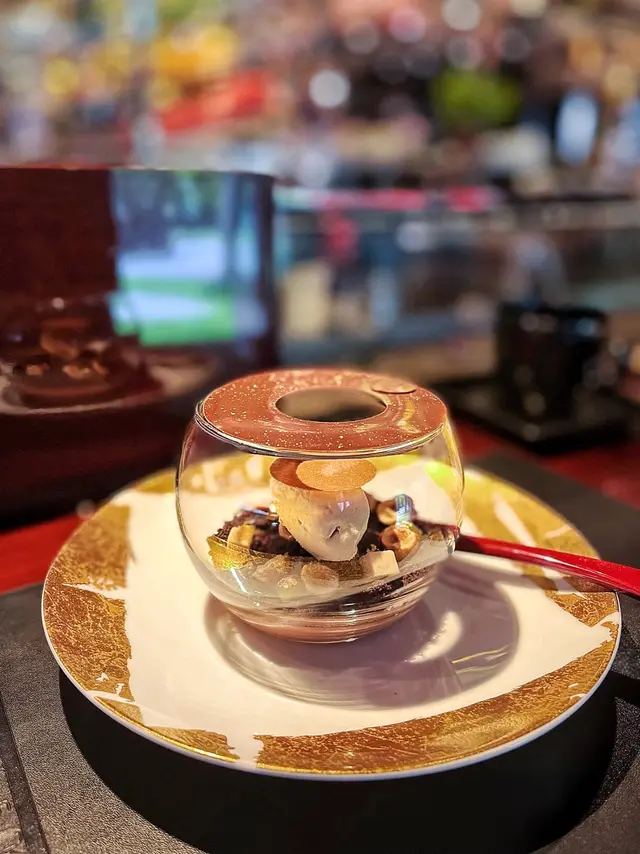 朱古力慕斯入口即化，食落味道濃郁，最有驚喜係個雪糕食落去伯爵茶味突出，可以中和一下朱古力嘅濃郁。