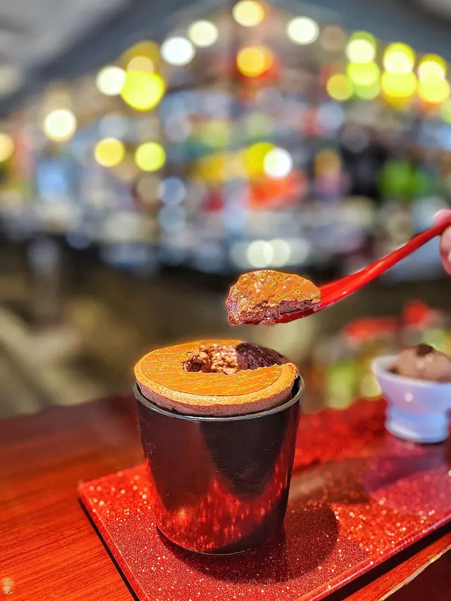 Soufflé外層咬落去脆，入面非常軟綿蓬鬆，食落朱古力味道濃郁醇厚，同時蛋香味重，朱古力唔會過甜。