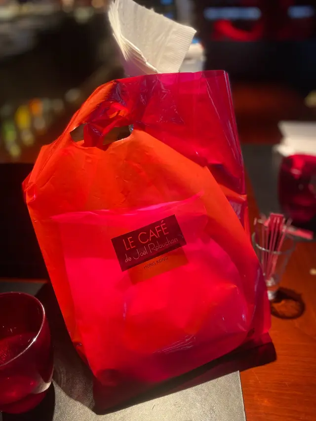 服務員都會幫客人打包麵包，識得主動將兩籃麵包分開打包