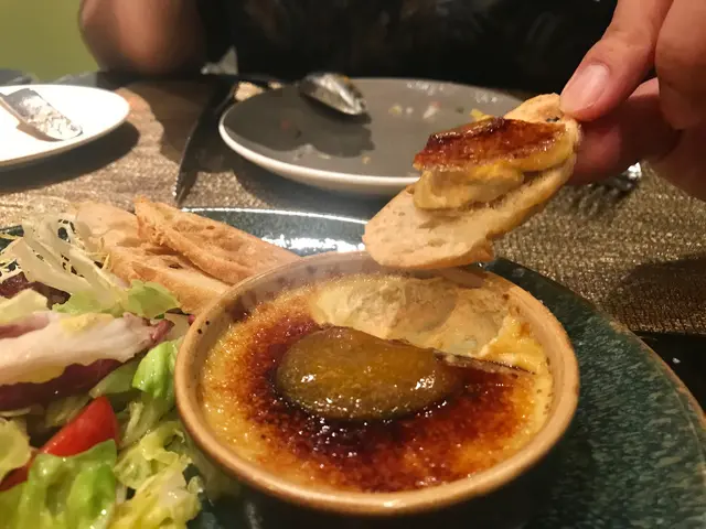 法式鵝肝焦糖燉蛋配田園沙律