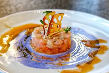 时令鱼生他他配柚子蕃茄酱