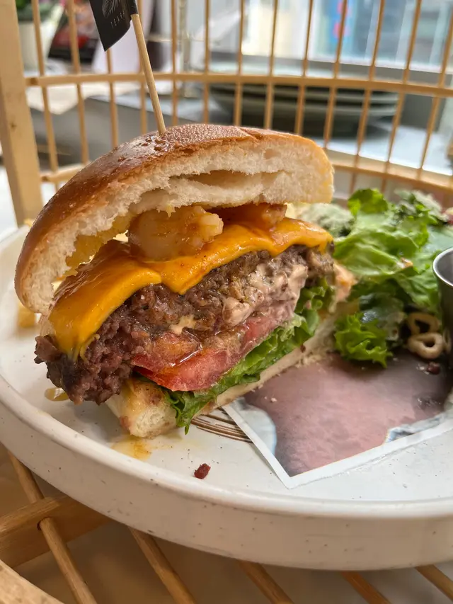 鹹蛋黃香鳳尾蝦漢堡配凱撒沙律及薯條