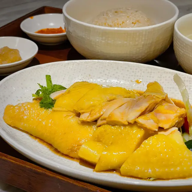 招牌菜，唔使多講，每一檯都必叫，海南雞香嫩幼滑，油飯香口。