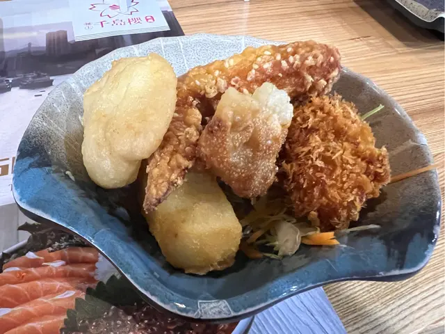 炸得香脆惹味,有吉列炸蠔、炸鮮奶、炸餃子及芝麻雞翼等