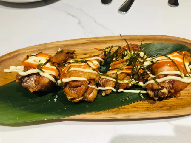 頭盤係香辣雞翼,  上面有d     Mayonnaise  點綴下，說好的香辣味如果再突出d更好。