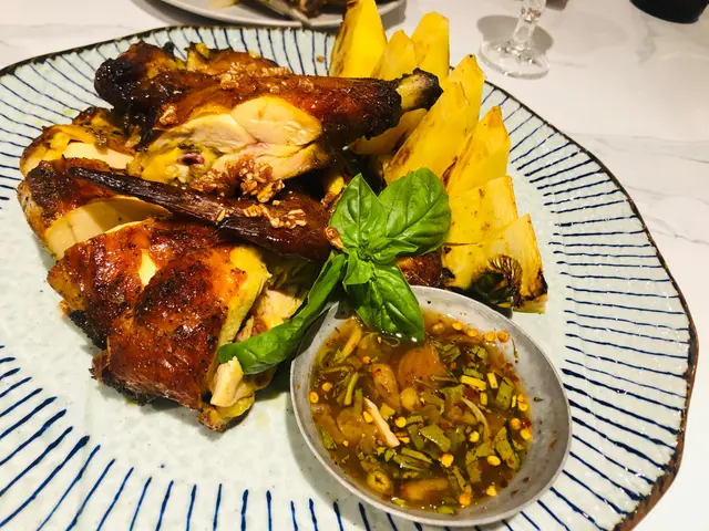 呢個燒雞菠蘿好好食😋上枱仲好熱辣辣 ，就算食到雞胸部分都唔乾柴，點埋隔離碟汁食，好惹味。🤤菠蘿應該都有輕輕燒過。好juicy，highly  recommended  