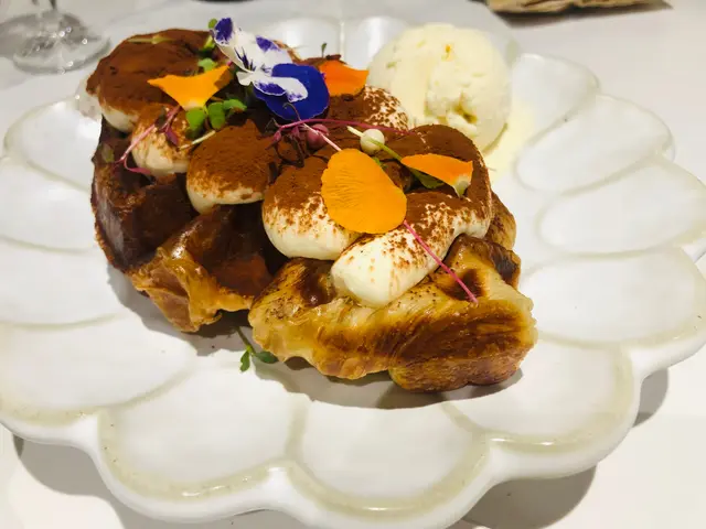 因為甜品係第2個胃所以就算雀仔胃😌都啪左兩個waffle，又係好好食😋waffle有質素👍🏻又係同雪糕襯埋一齊好食😋