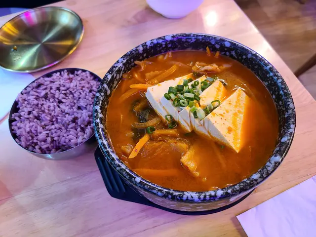 味道較淡，豬腩肉片薄薄的，拌飯一齊食剛好