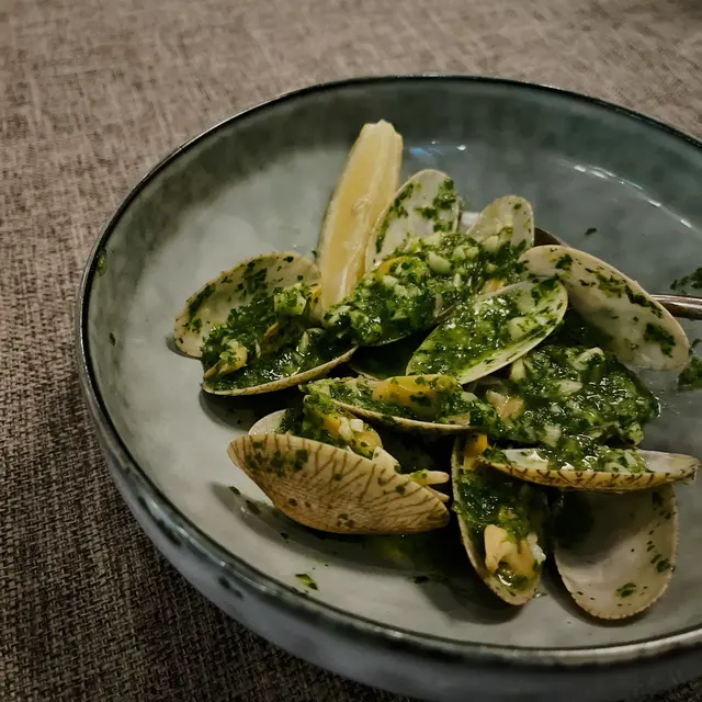 Clams  in  green  sauce