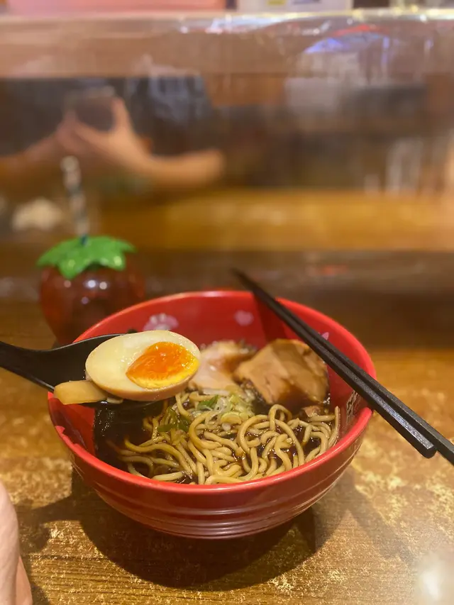 冠軍黑醬油拉麵