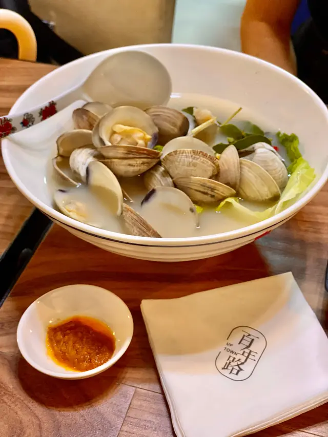 呢個不得之了！個湯鮮甜到要用大湯匙㗳真d，仲要勁有檸檬葉同香茅嘅味道