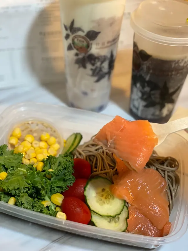 煙三文魚蕎麥麵