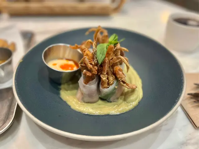 脆炸軟殼蟹米紙卷配牛油果醬