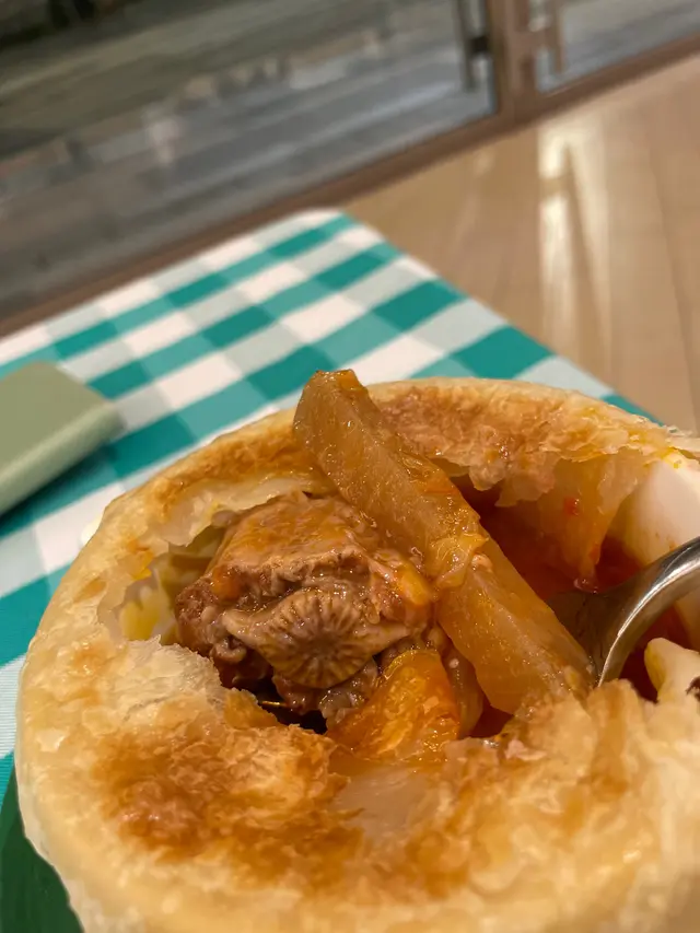 招牌港式酥皮牛尾羅宋湯