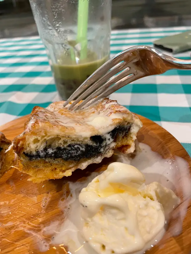 黑芝麻西多士伴雲呢拿雪糕