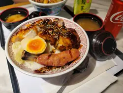  秘制照烧鸡扒玉子饭拼日式骨付肠