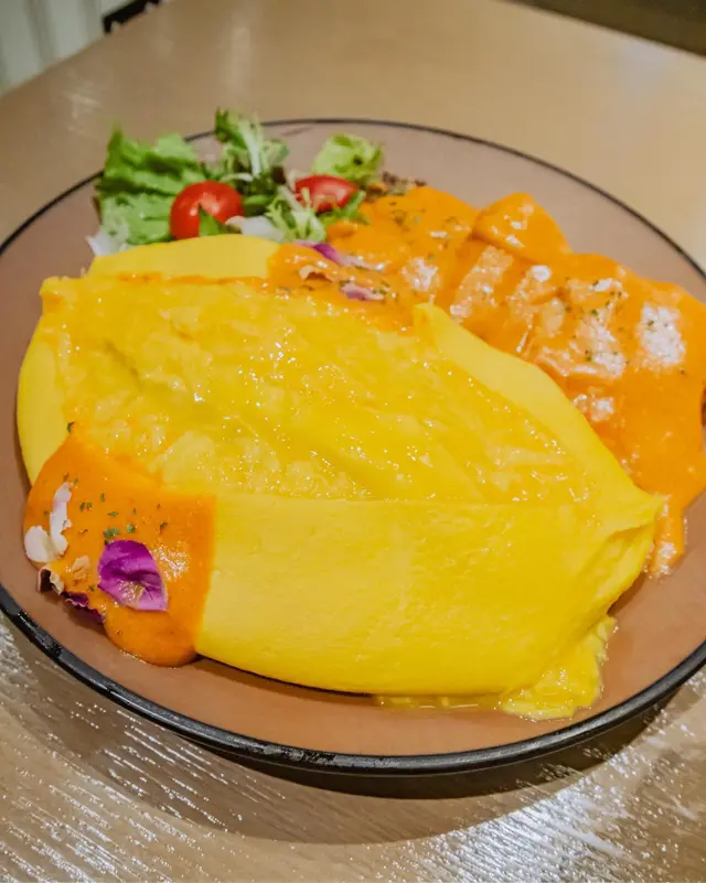 玫瑰醬燴雞腿肉蛋包飯