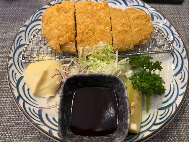 豬扒香脆內軟,有兩種不同醬料