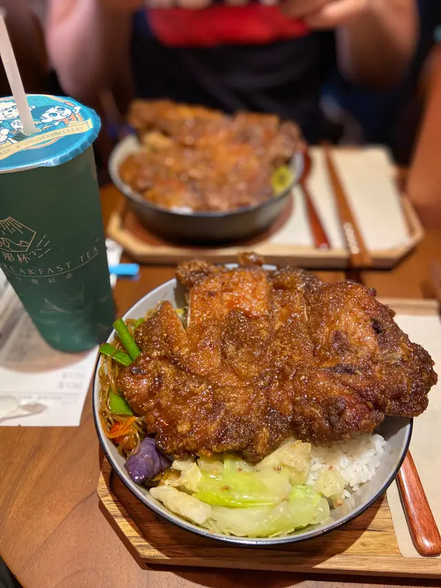 那個滷排骨便當