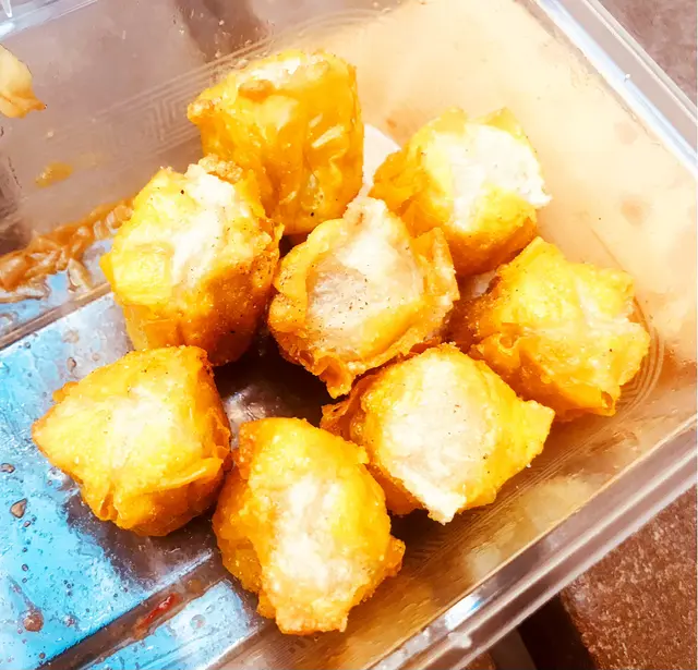 燒賣剛剛炸好.還在熱辣辣.皮脆內軟.咬落煙煙韌韌.😋👍