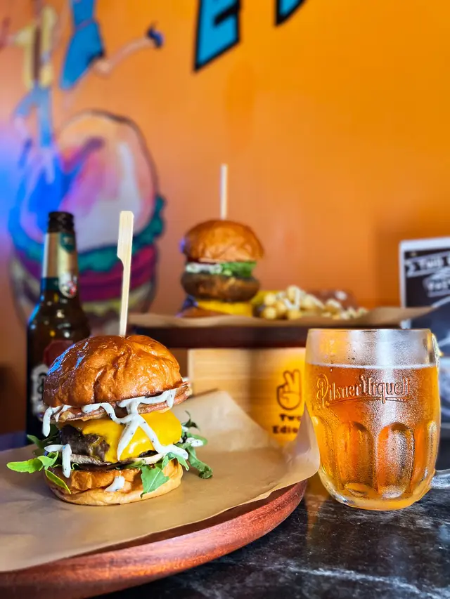 黑松露炸甜薯片牛肉漢堡