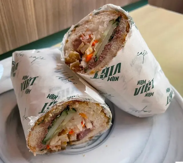 呢個越南法式麵包真係好抵食，大件且餡料豐富，有肝醬、燻蹄、扎肉、豬耳、青瓜和菜等，味道特別，口感好，而且麵包軟熟，成個配搭真係幾好食，仲要好飽！