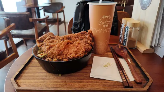 排骨香酥但不油膩，可惜份量太多，男生都未必食得晒，强烈建議少飯。