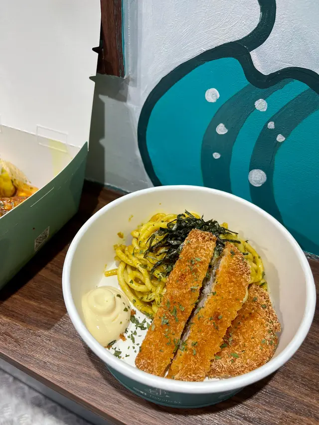 過癮咖喱汁吉列豬扒魚麵撈