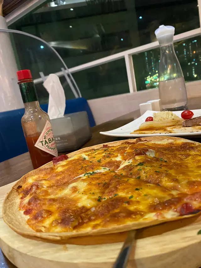 Jamon lovely pizza jamon .egg.Oliver ,cheese & tomato sauce)