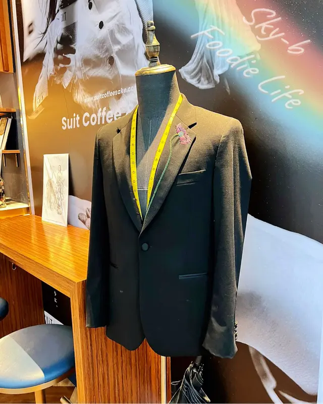 呢間cafe入面擺左套suit，好特別