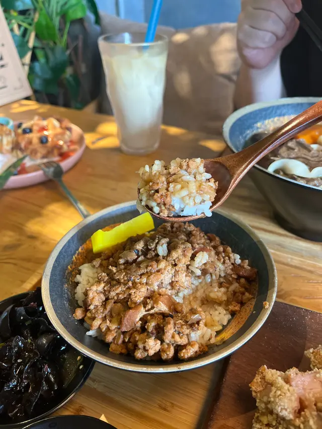 鹽酥雞扒滷肉飯