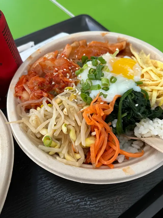 同餐廳介紹嘅圖片有石鍋係完全唔一樣，喂我收到只係一個用紙兜裝住一啲凍嘅飯俾我，唔明點解餐廳唔用真實圖片！就係為咗想呃人？